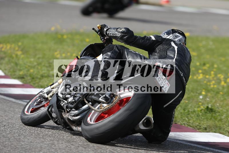 /53 16.09.2025 Track Day Domi Aegerter ADR/Gruppe gruen/backside